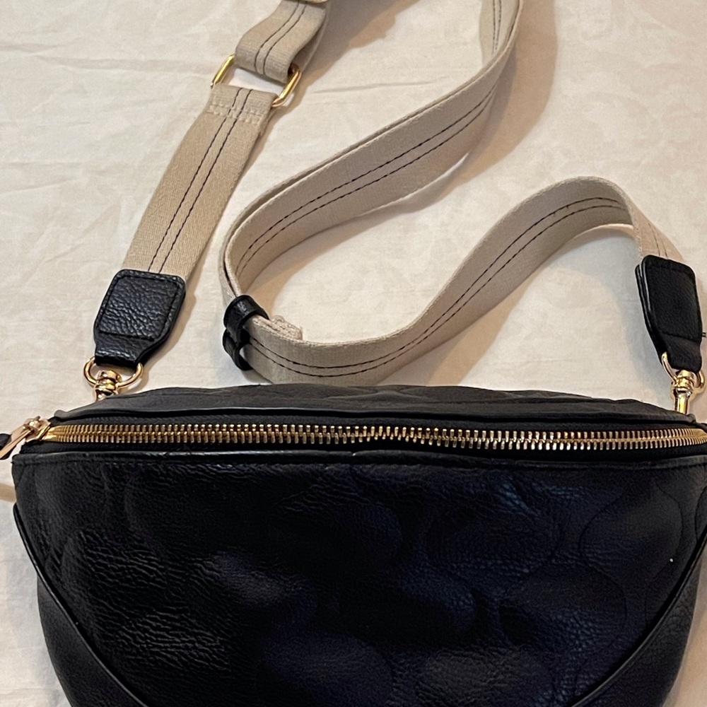 Universal Thread Black and Tan Crossbody Bag